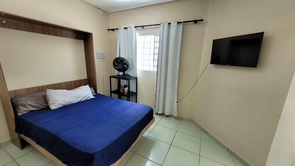 Bed, TV and multimedia, Photo of the whole room, Bedroom