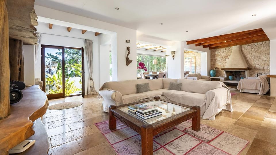 TV and multimedia, Living room, Seating area, Dining area
