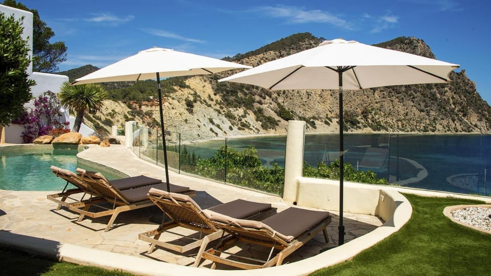 Spring, Day, Natural landscape, Mountain view, Pool view, Swimming pool, sunbed