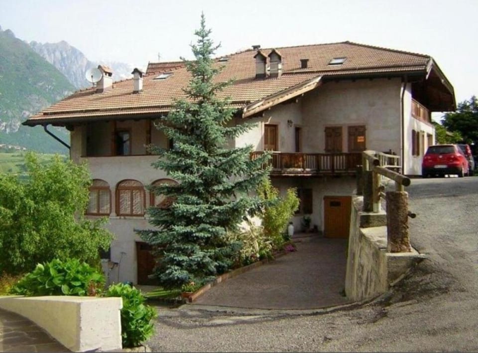 Property building, Neighbourhood, Natural landscape, Mountain view, Street view, Parking