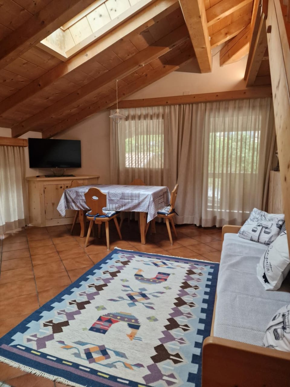 TV and multimedia, Living room, Photo of the whole room, Dining area