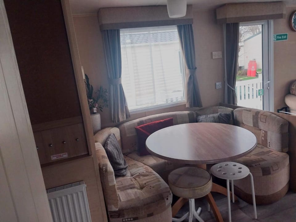Seating area, Dining area