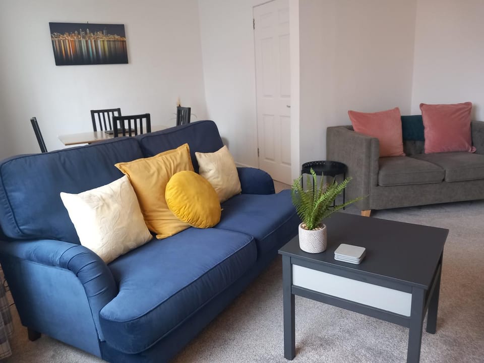 Springfield Apartment - Train to Glasgow or Edinburgh - Private Parking & Wifi Apartment in Airdrie