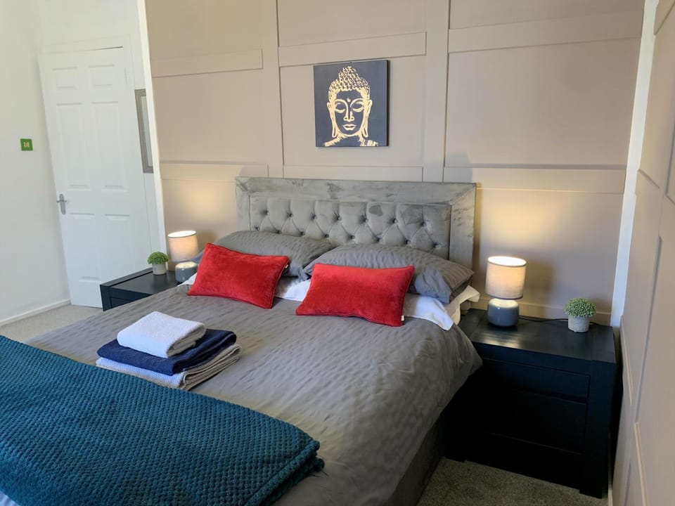 Springfield Apartment - Train to Glasgow or Edinburgh - Private Parking & Wifi Apartment in Airdrie