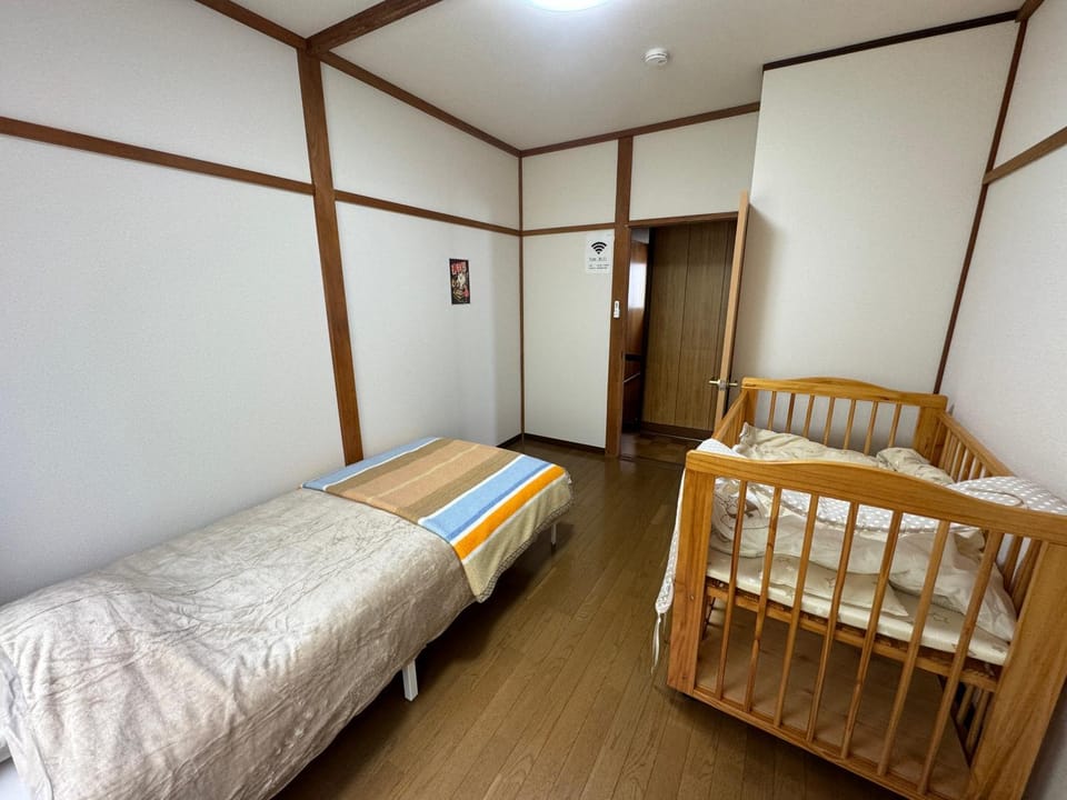 Bedroom, cot