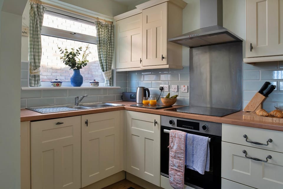 Coffee/tea facilities, Kitchen or kitchenette, minibar, pet friendly, stove