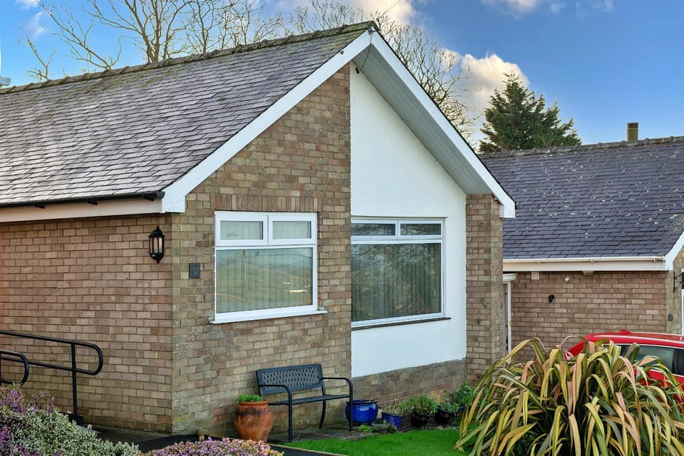 Property building, Spring, Off site, Day, Neighbourhood, Garden, Garden view, Street view