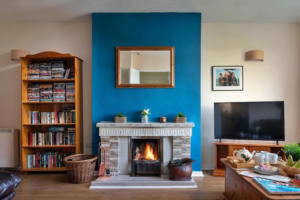 Communal lounge/ TV room, Library, TV and multimedia, Living room, Seating area, flat iron