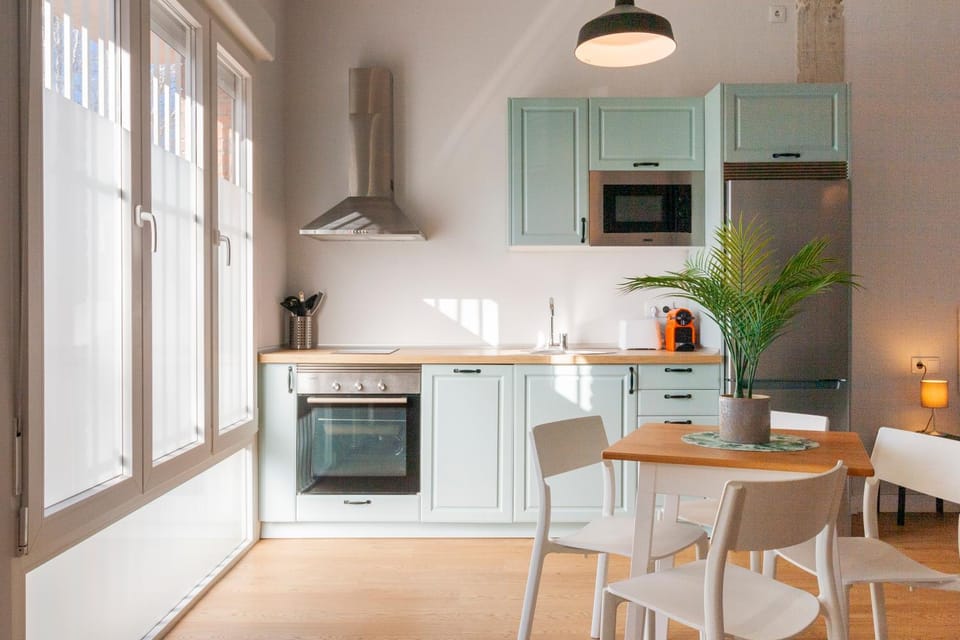 Kitchen or kitchenette, Dining area, minibar, pet friendly, stove, toaster