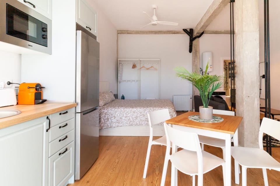 Bed, Kitchen or kitchenette, Photo of the whole room, Dining area, Bedroom