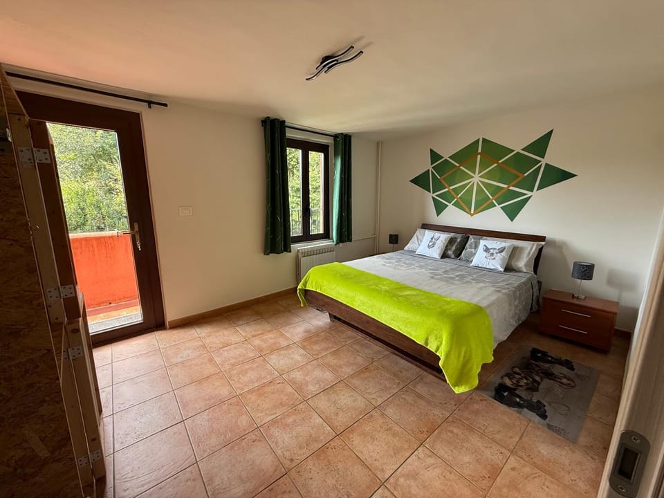 Bed, Photo of the whole room