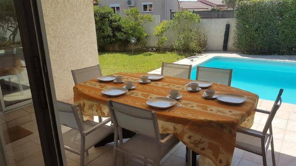 Patio, Day, Dining area, Pool view, Swimming pool, sunbed