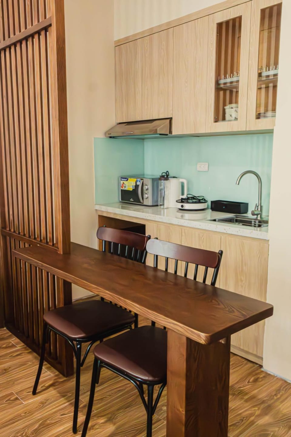 Kitchen or kitchenette, Dining area, minibar, stove