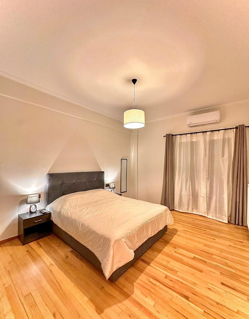 Bed, TV and multimedia, Bedroom