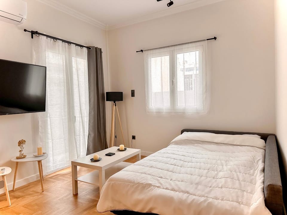 Bed, TV and multimedia, Living room