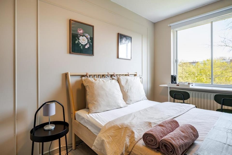 Bed, Photo of the whole room, Seating area