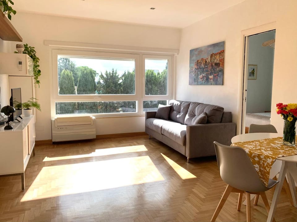 Summer, TV and multimedia, View (from property/room), Living room, Seating area, Floor plan, Dining area, hair dresser, locker