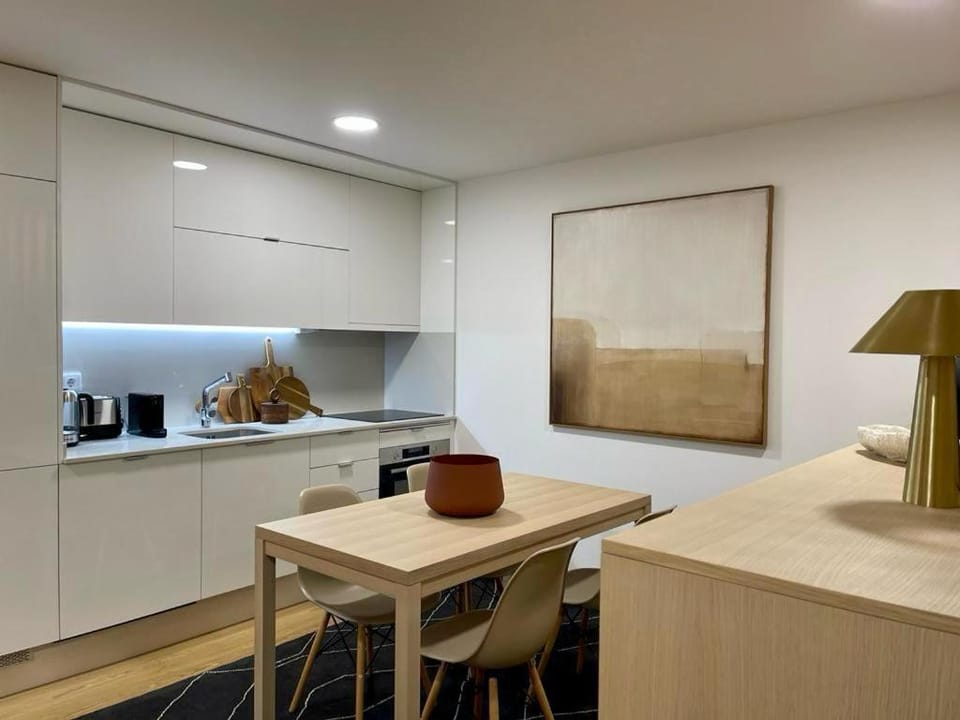 Coffee/tea facilities, Kitchen or kitchenette, Dining area, minibar