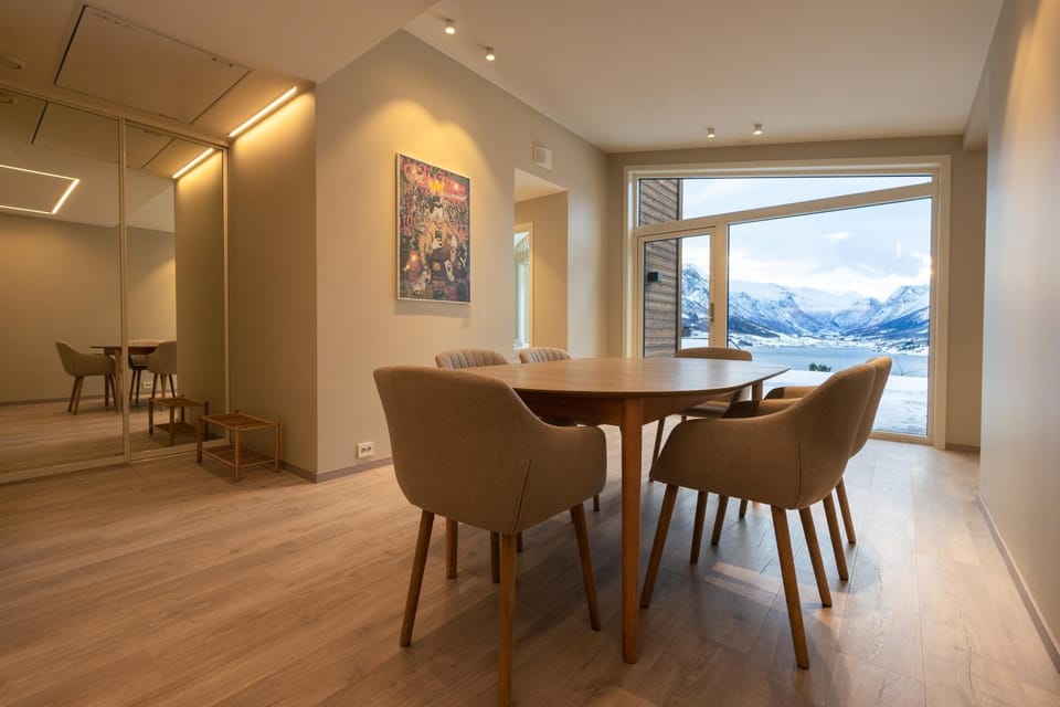 Seating area, Dining area, Mountain view