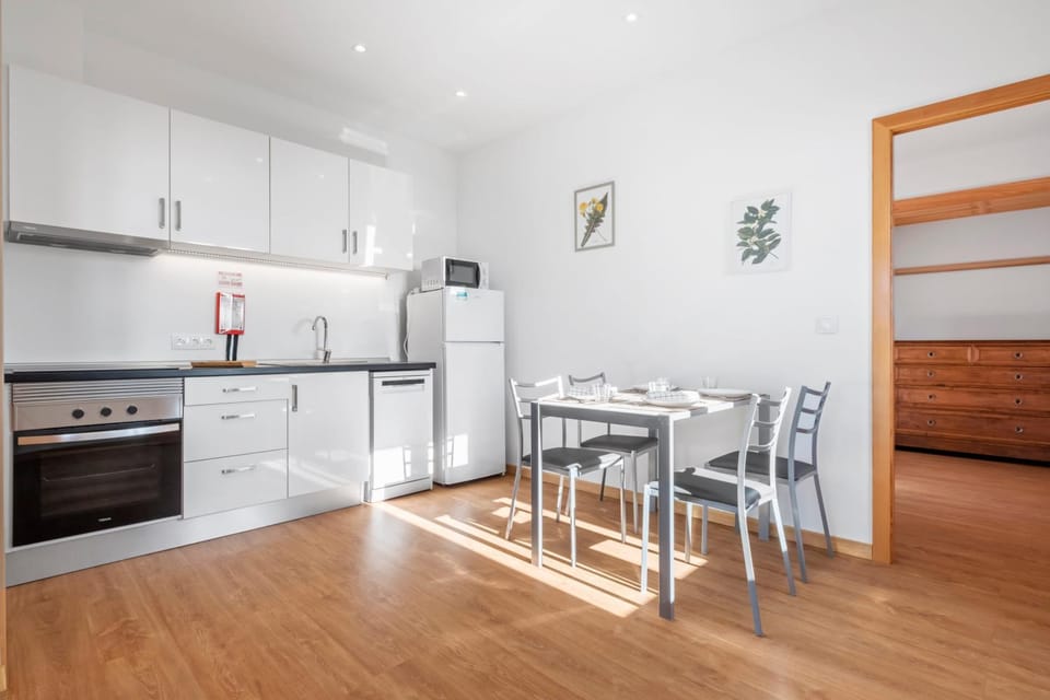 Kitchen or kitchenette, Dining area, dishwasher, oven, stove
