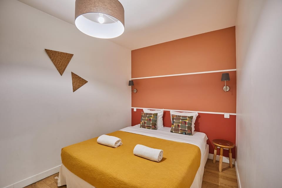 Bed, Bedroom, towels
