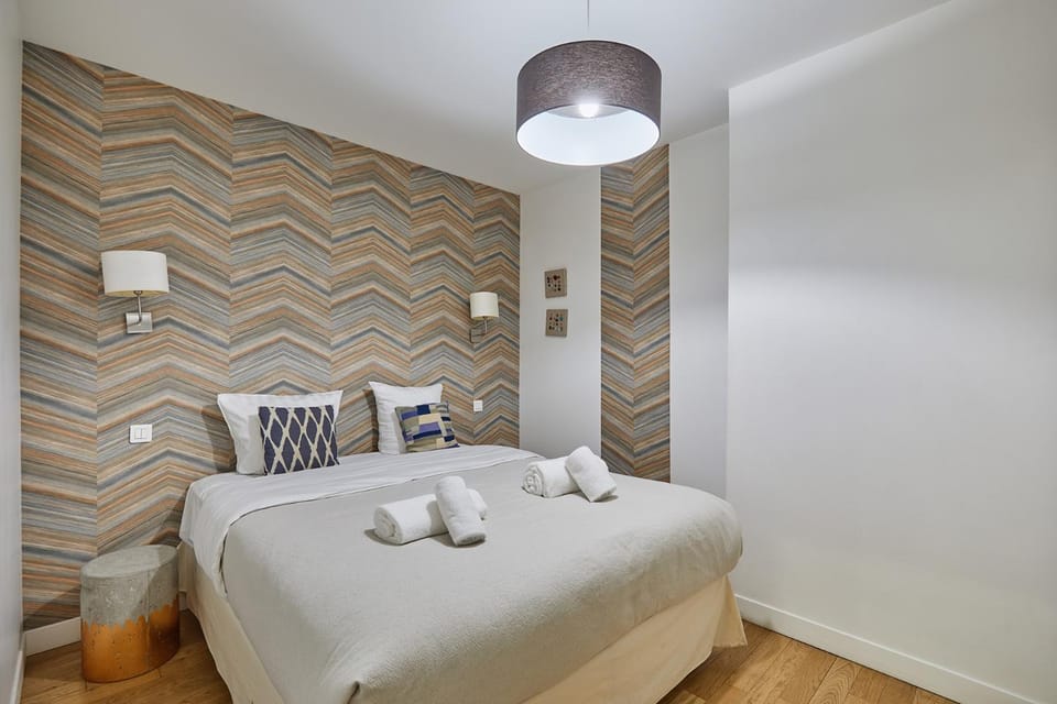 Bed, Bedroom, towels