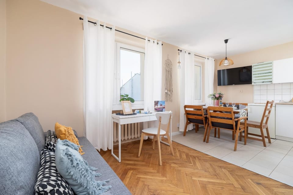 TV and multimedia, Living room, Seating area, Dining area, Evening entertainment