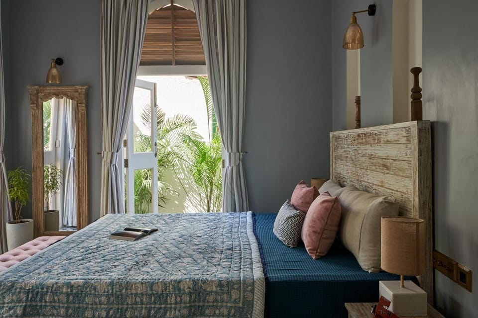 Bed, Photo of the whole room, Seating area, Bedroom