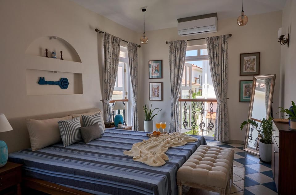 Bed, Seating area, Bedroom, air conditioner