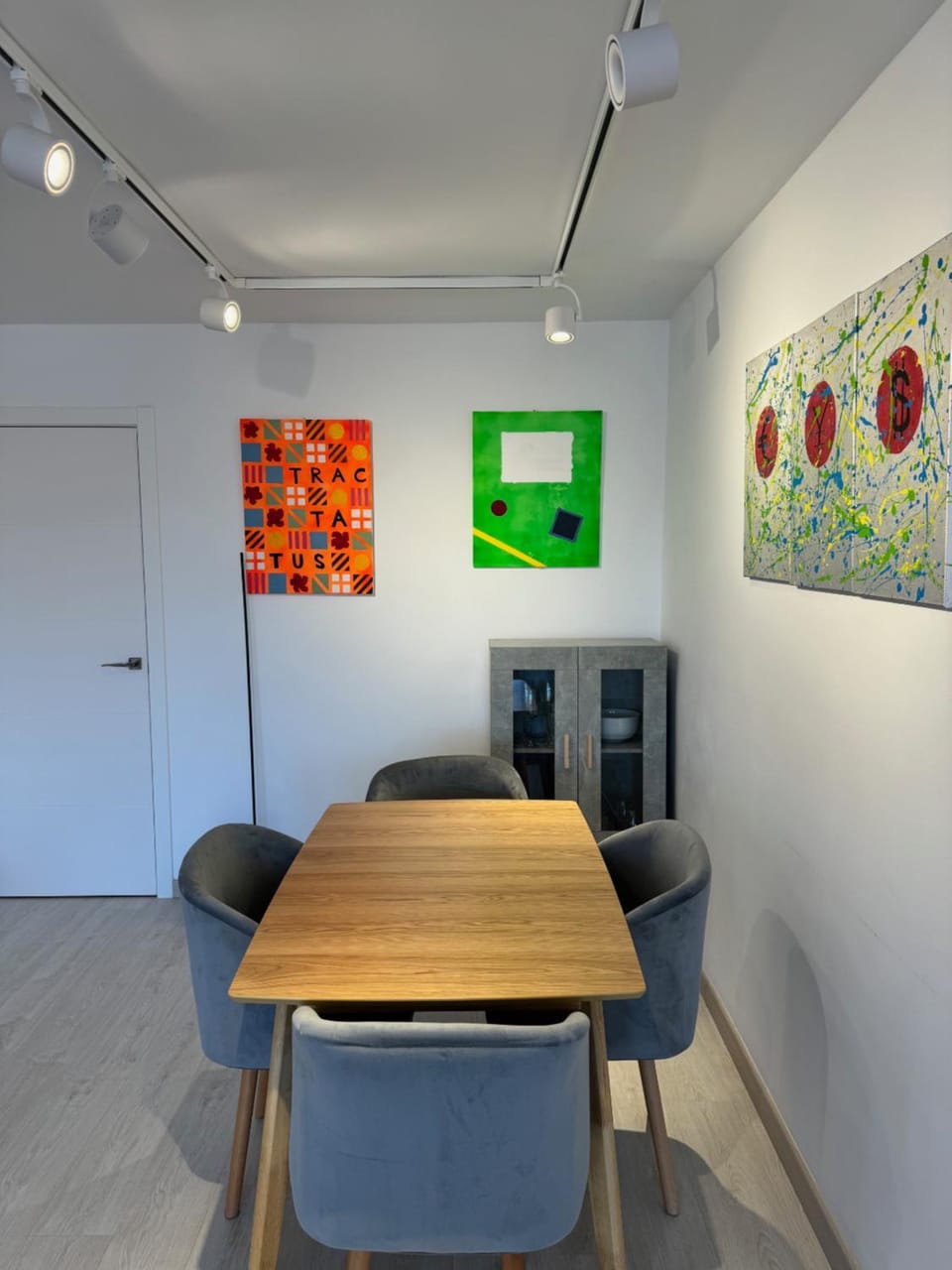 Seating area, Dining area