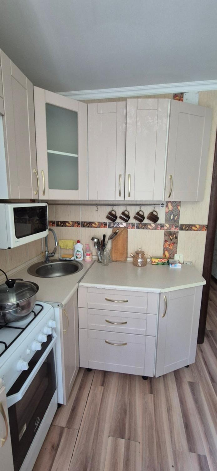 Coffee/tea facilities, Kitchen or kitchenette, stove