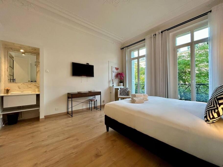 Charme et Volupté à République Apartment in Paris