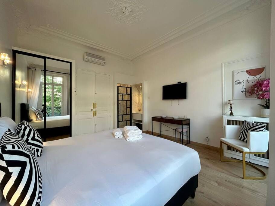 Charme et Volupté à République Apartment in Paris