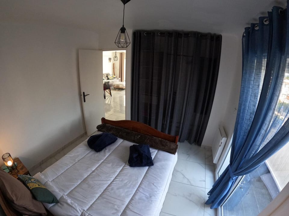 BORD DE PLAGE LÔNES BONNEGRACE, PORT de SANARY SUR MER Apartment in Sanary-sur-Mer