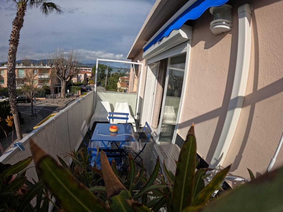 BORD DE PLAGE LÔNES BONNEGRACE, PORT de SANARY SUR MER Apartment in Sanary-sur-Mer