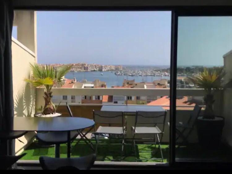 Studio mezzanine Cap d’Agde vue sur port et mer Apartment in Agde