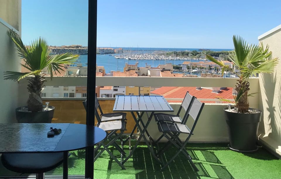 Studio mezzanine Cap d’Agde vue sur port et mer Apartment in Agde