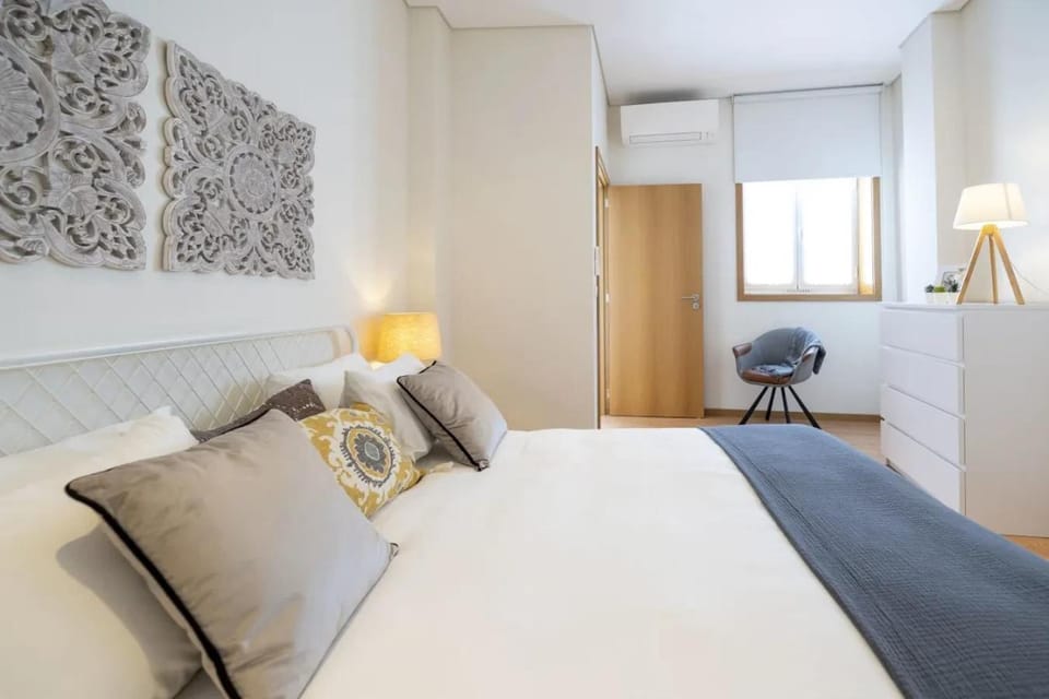 Bed, Photo of the whole room, Decorative detail, Bedroom, air conditioner
