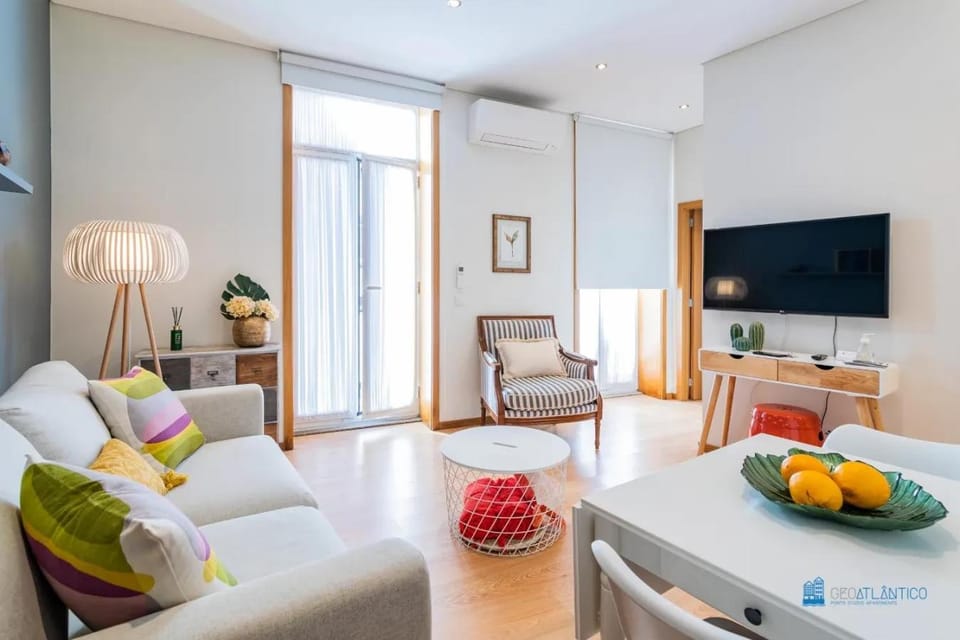 TV and multimedia, Living room, Decorative detail, Seating area, air conditioner