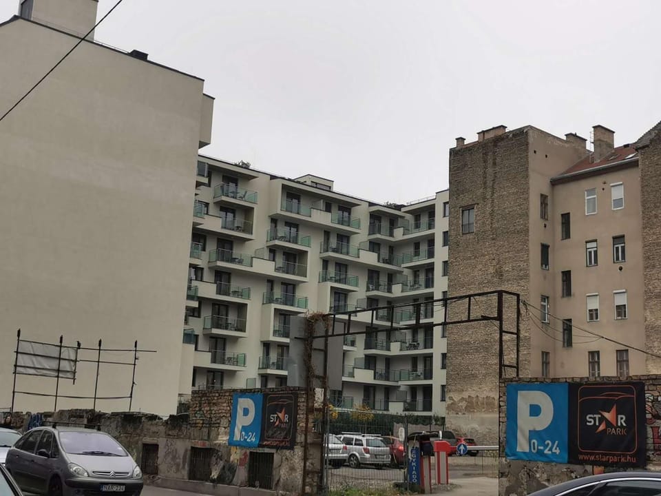 Property building, Day, Neighbourhood, City view, Street view, Location, Parking