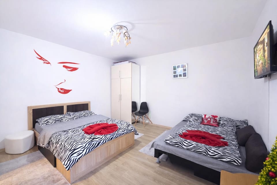 Bed, TV and multimedia, Photo of the whole room, Bedroom, towels