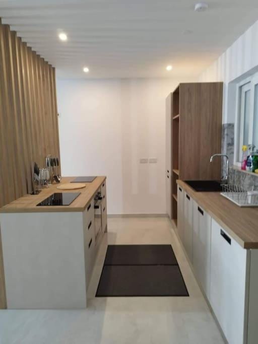 Kitchen or kitchenette, dishwasher, stove