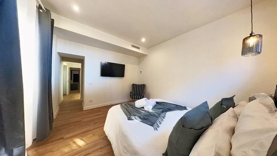 Bed, TV and multimedia, Photo of the whole room, towels