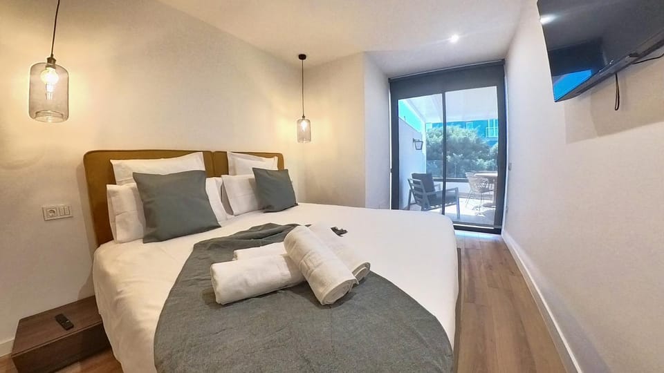 Bed, TV and multimedia, Photo of the whole room, Bedroom, towels