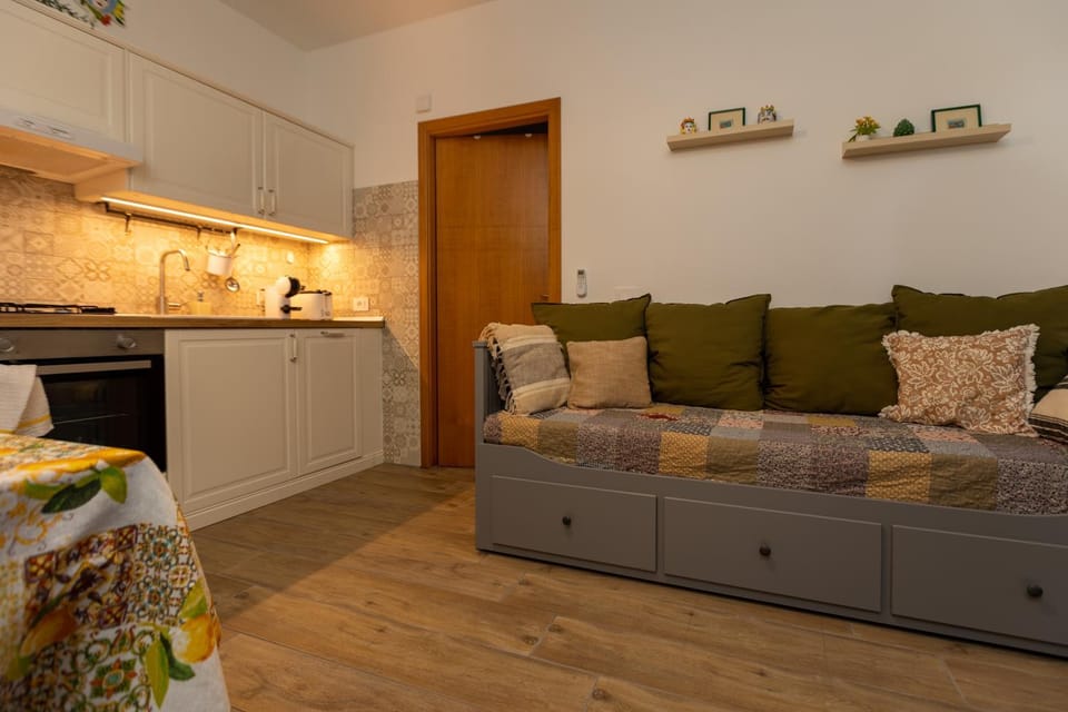 Kitchen or kitchenette, Living room