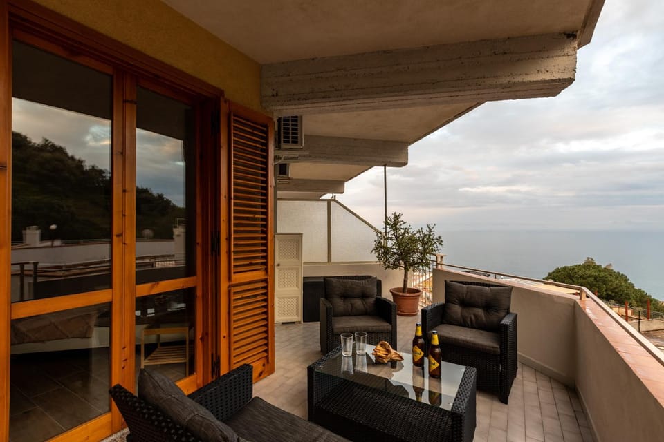 Day, Natural landscape, View (from property/room), Balcony/Terrace, Dining area, Sea view