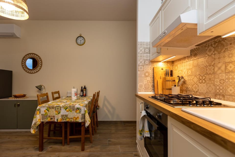 Kitchen or kitchenette, Dining area, stove