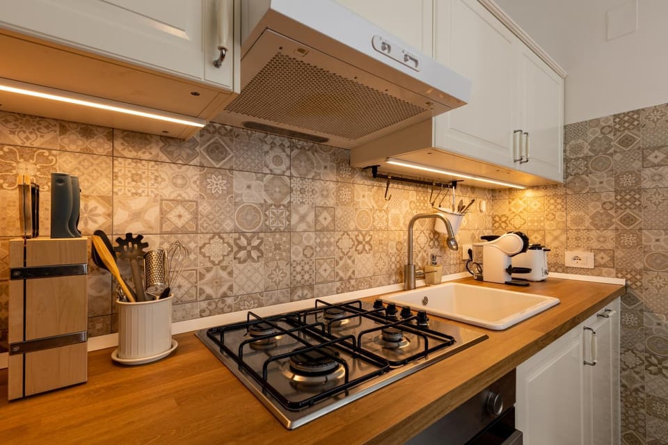 Coffee/tea facilities, Kitchen or kitchenette, stove, toaster