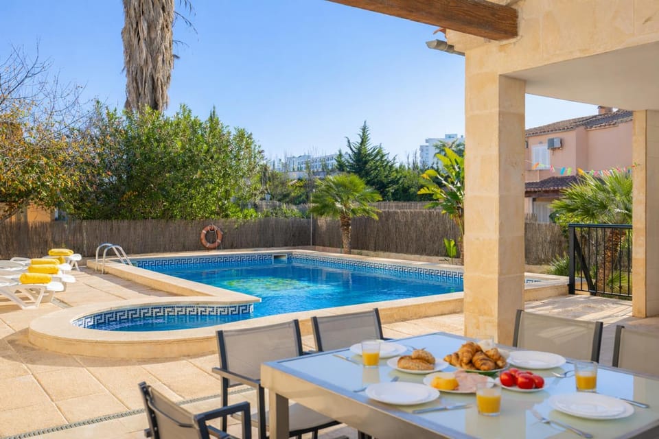 Patio, Day, Food and drinks, Dining area, Food, Pool view, Swimming pool, Breakfast, Continental breakfast, Drinks, sunbed
