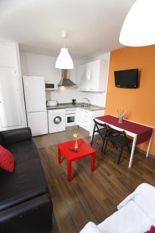 Kitchen or kitchenette, Living room, Photo of the whole room, Seating area, Dining area, minibar, pet friendly, stove